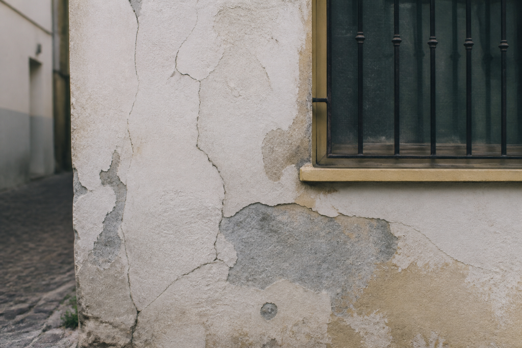Mur avec fissures et zones degradees