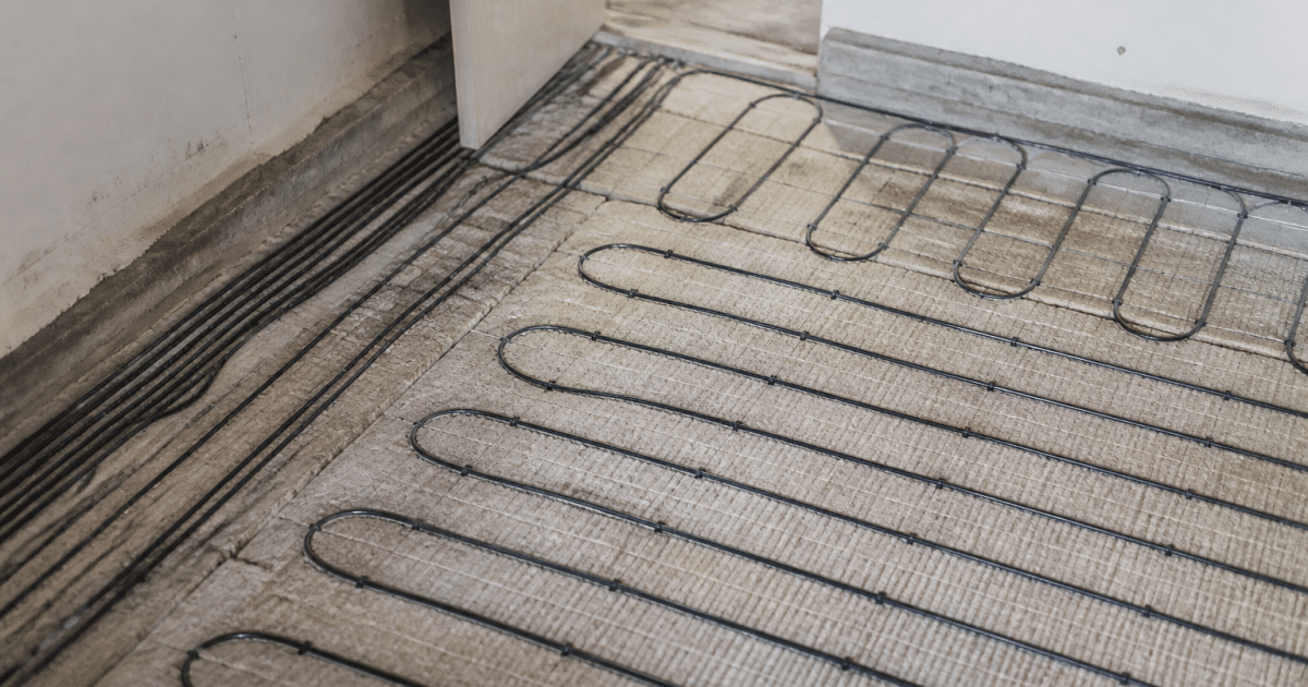 Cables electriques espaces regulierement sous le plancher chauffant