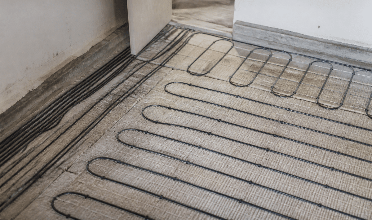 Cables electriques espaces regulierement sous le plancher chauffant