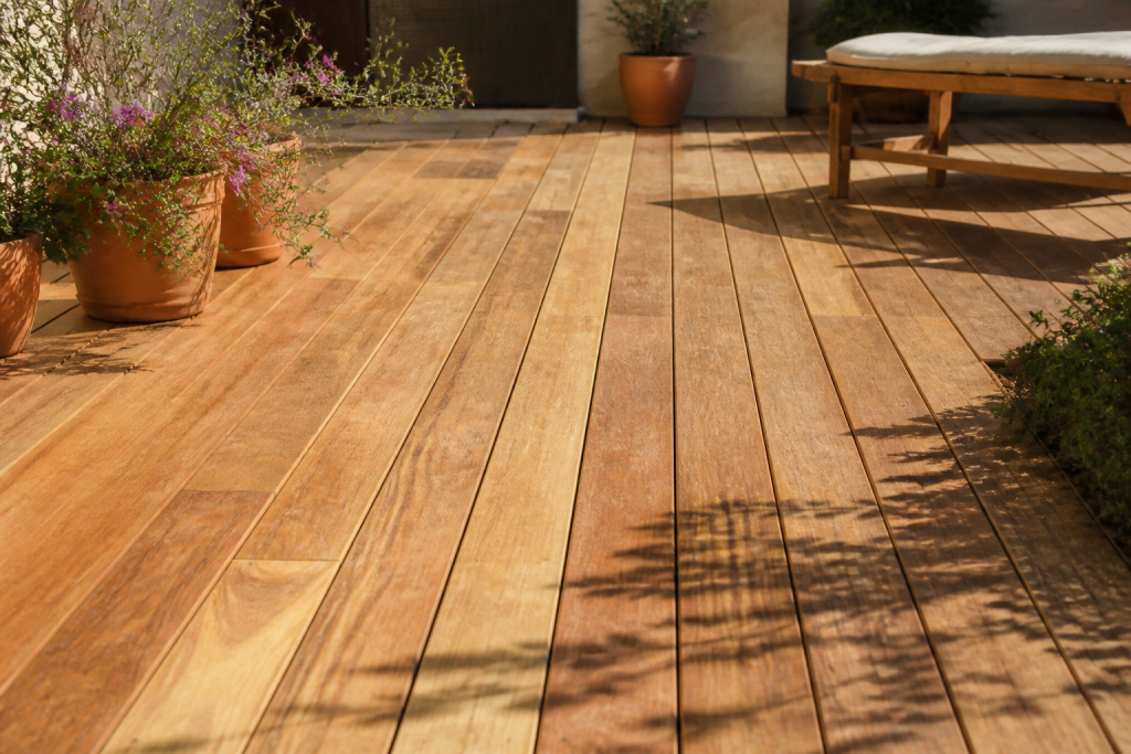 Planches de bois couleur chaude installees terrasse ensoleillee