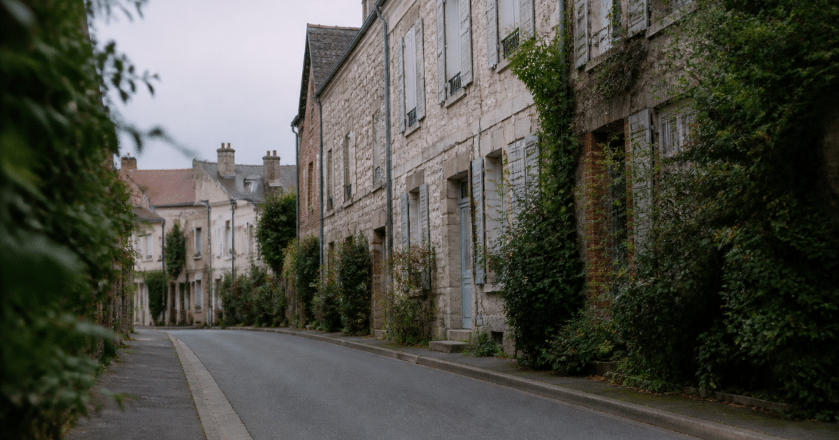 rues desertes de quartier residentiel avec immeubles anciens