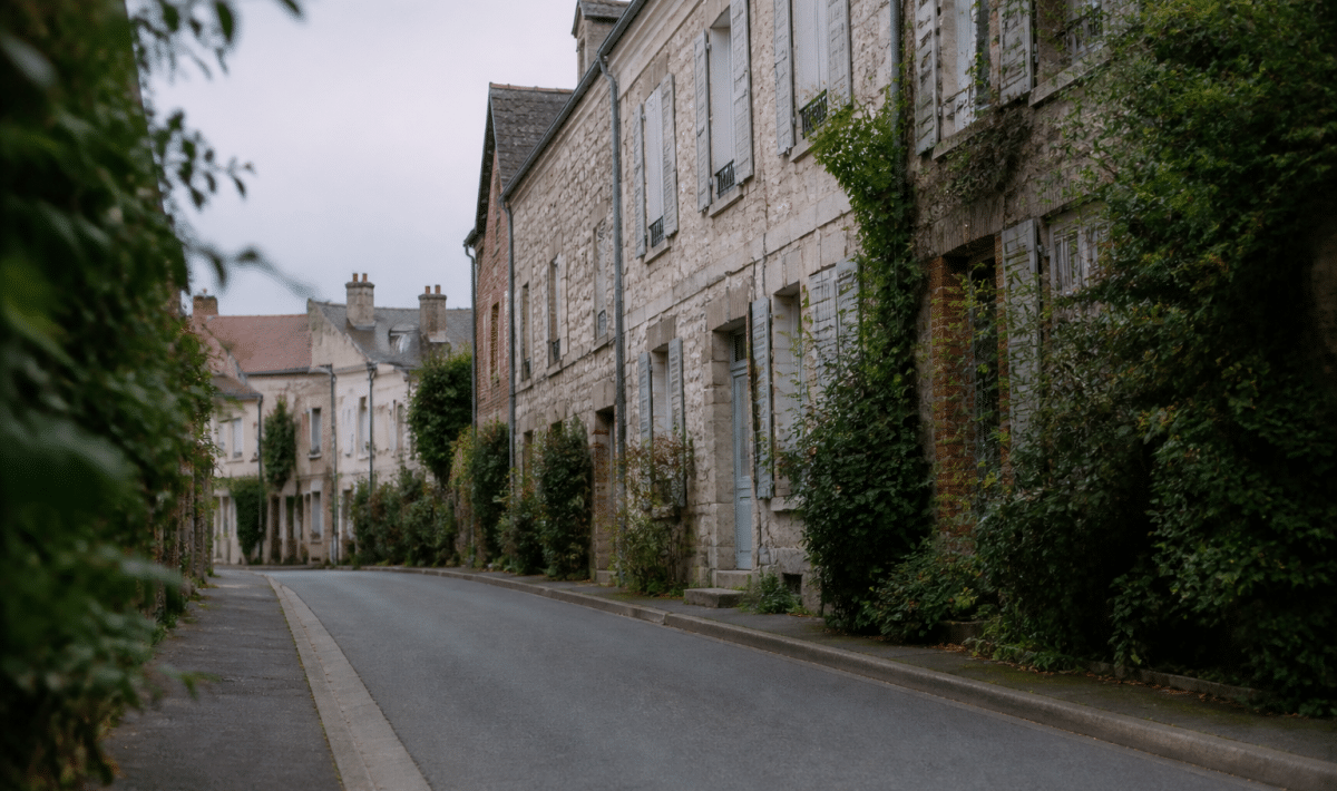 rues desertes de quartier residentiel avec immeubles anciens