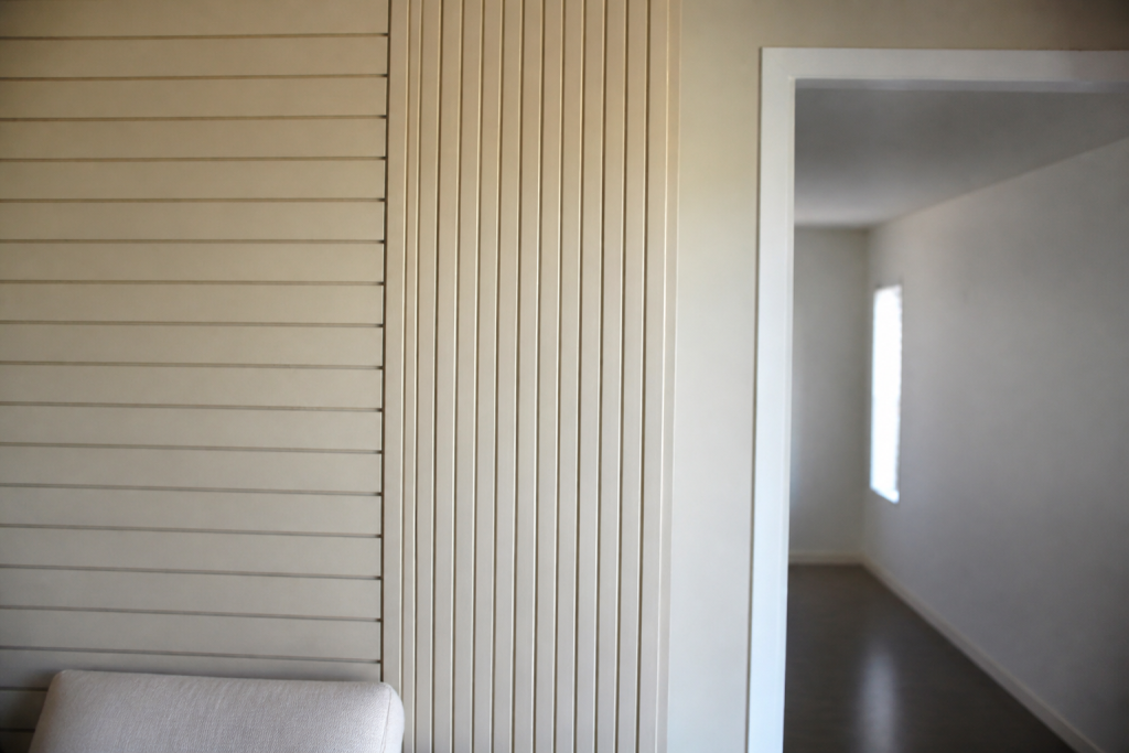 Rayures horizontales et verticales sur murs interieur maison