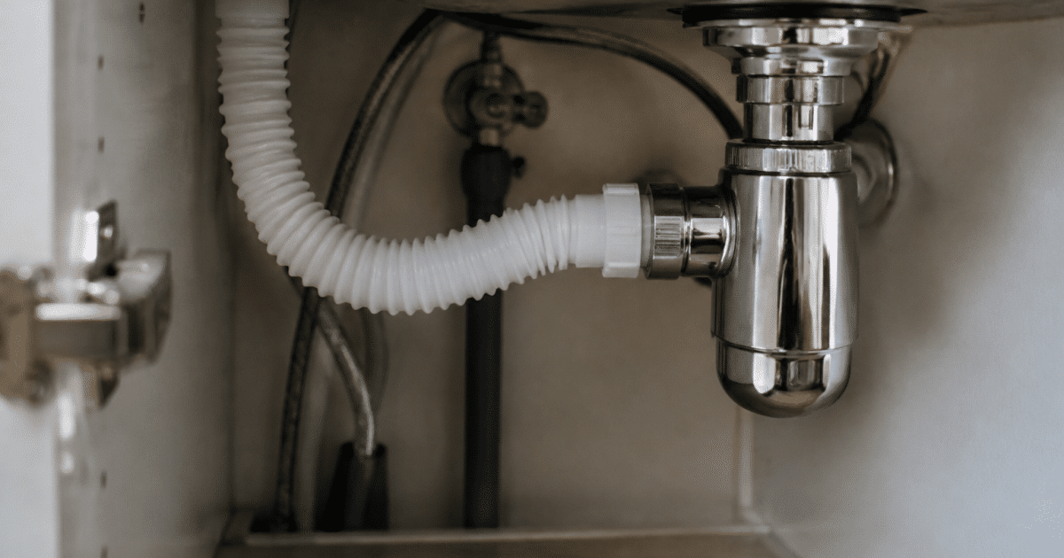 Tuyau flexible blanc connecte sous evier vers siphon chrome