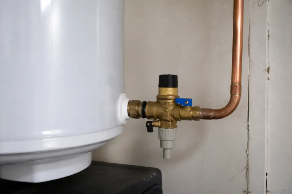 Chauffe-eau neuf avec groupe securite cuivre sur tuyau