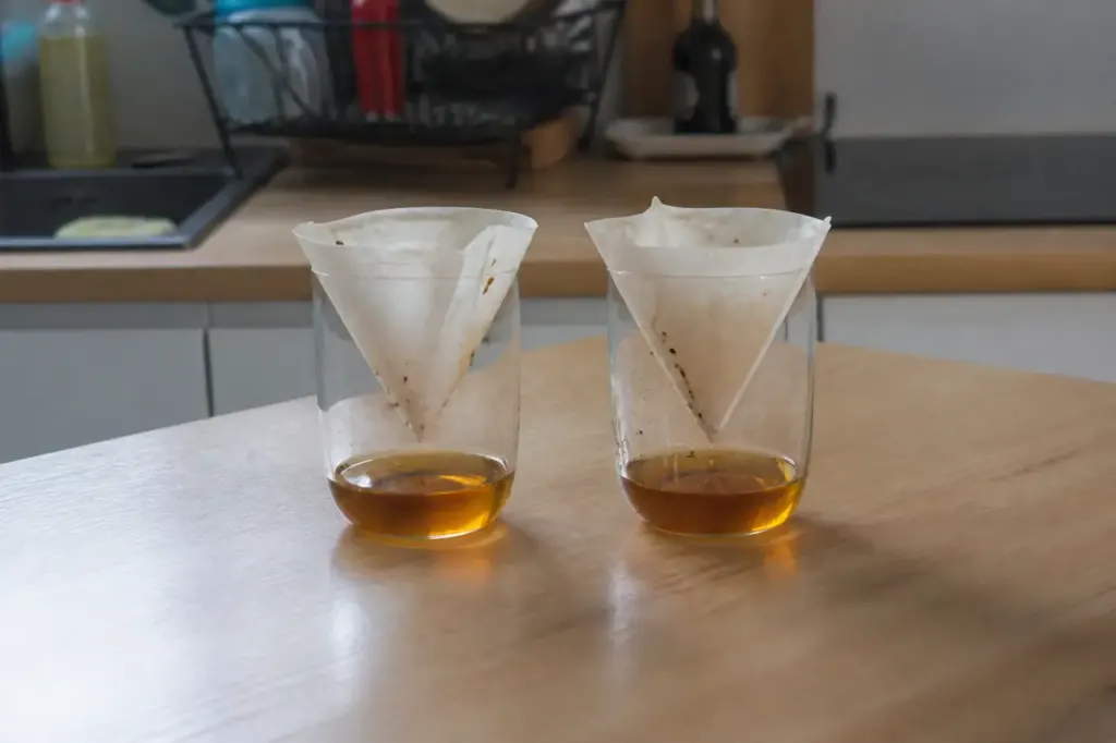 Pieges au vinaigre poses sur une cuisine propre