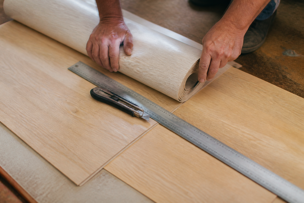 Rouleau coupe sur planche avec regle et cutter