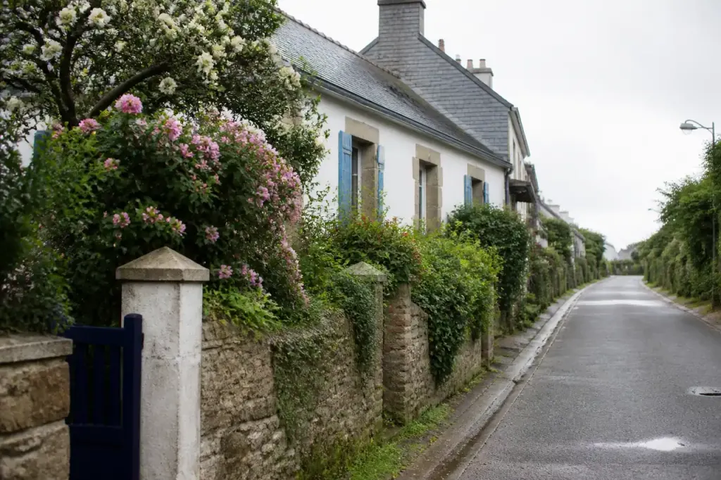 Rue calme avec maisons basses et jardins fleuris