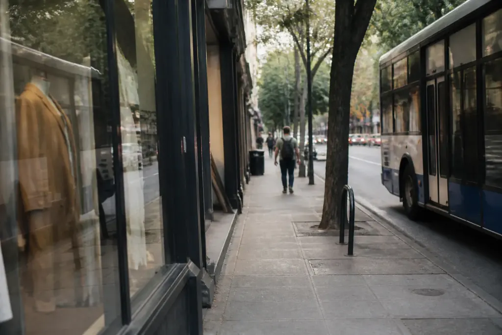 Vitrines de boutiques et autobus sur avenue urbaine